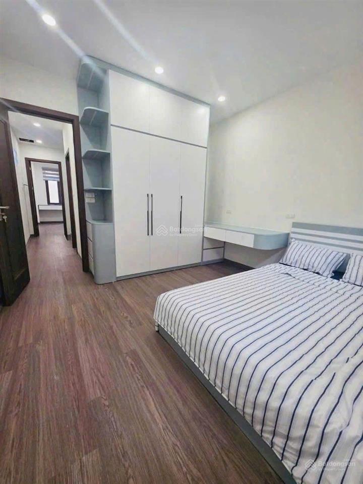Bán nhà sài đồng ,55m, 4 ngủ , nội thất sang sịn, 15m ra mặt hồ ô tô dừng đỗ, mới tinh, 8.2 tỷ