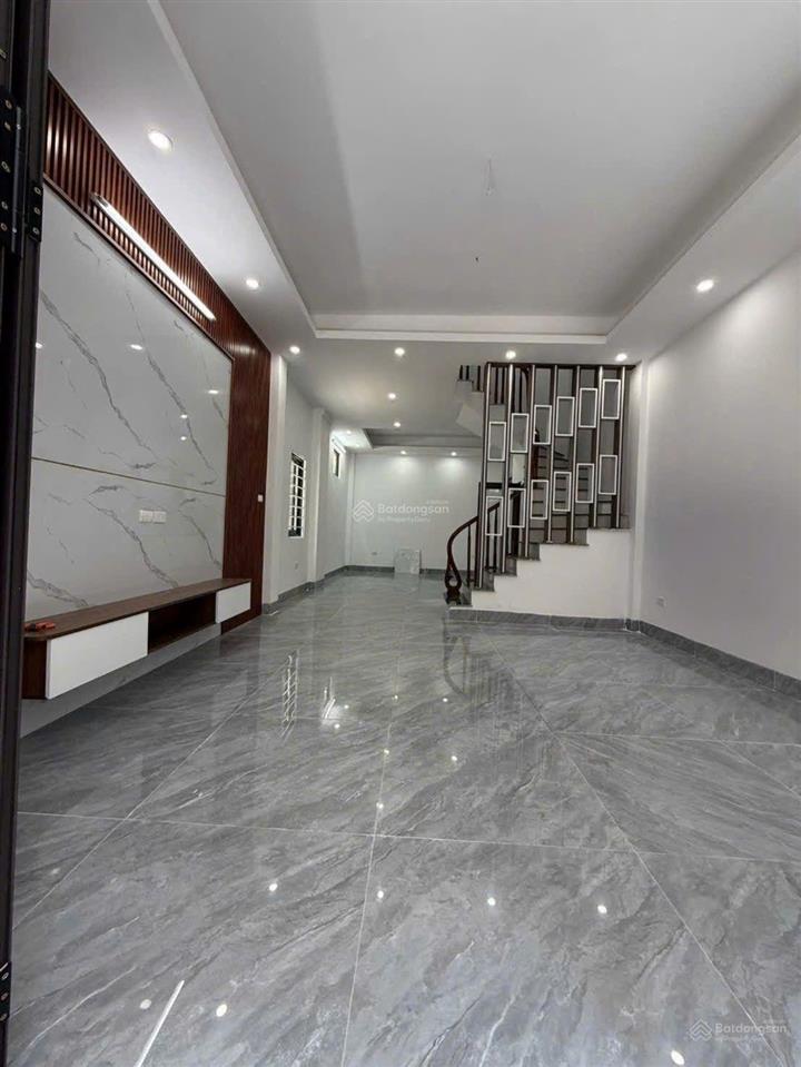 Bán nhà đức giang,65m , 5 ngủ, ô tô tránh đỗ cổng, mới tinh, 9.5 tỷ