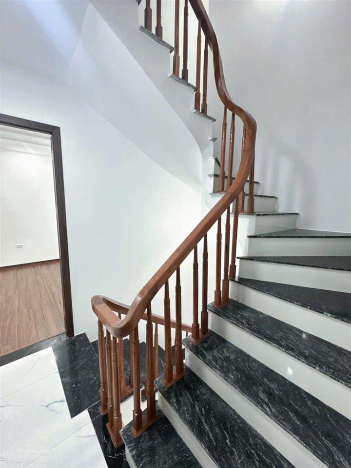 Bán nhà đức giang,65m , 5 ngủ, ô tô tránh đỗ cổng, mới tinh, 9.5 tỷ