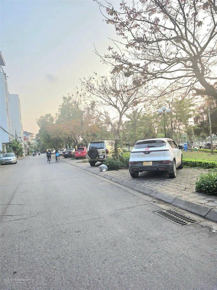 Nhà phố sài đồng, 52m, 4 ngủ, phun nội thất, ô tô tránh đỗ cổng, sát hồ, 8.2 tỷ