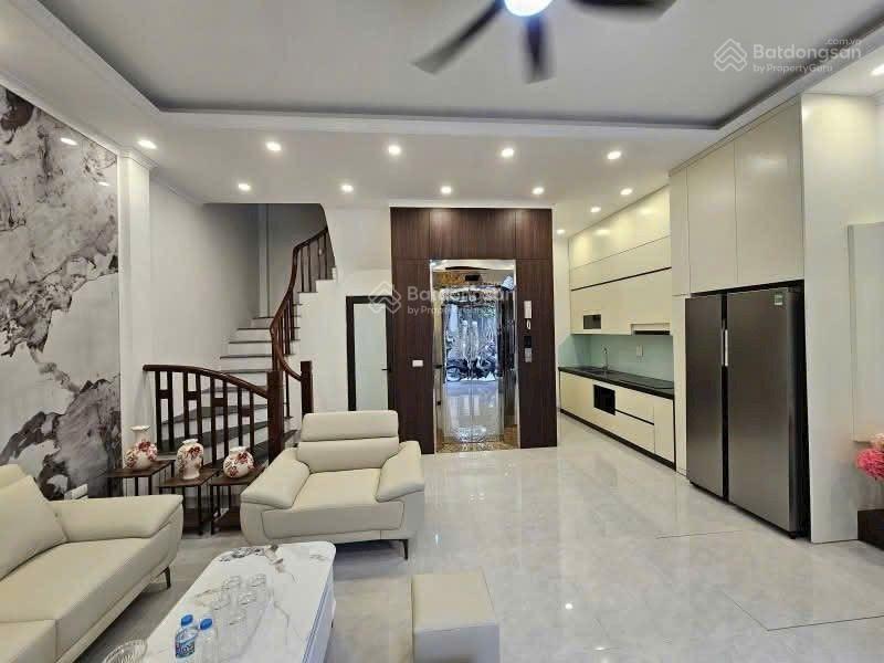Bán nhà thang máy phố việt hưng, 50mmt 5m, phun nội thất, gần ô tô tránh