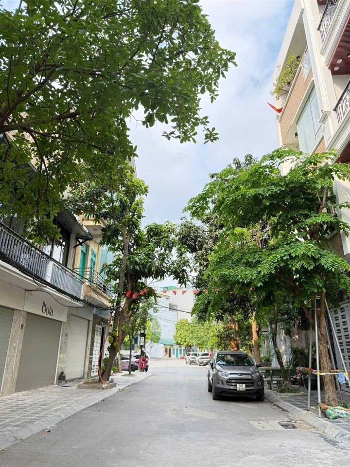 E cần bán nhà ngọc thụy, 35m, 3 ngủ, phun nội thất, 7 chỗ đỗ cửa, sát đường hồng tiến, 8.4 tỷ