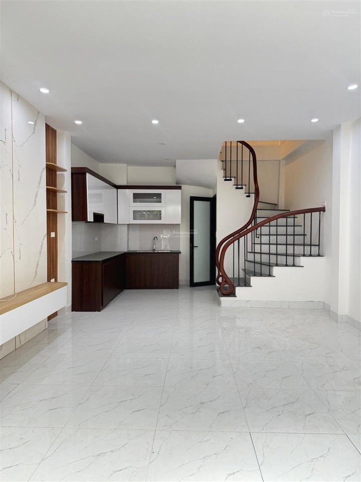 Bán nhà gia quất, gần ngọc lâm, 42m2, 3 ngủ, full nội thất, ô tô đỗ cổng, 7.x tỷ