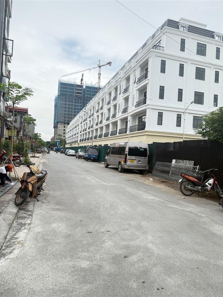 Bán nhà gia quất, gần ngọc lâm, 42m2, 3 ngủ, full nội thất, ô tô đỗ cổng, 7.x tỷ