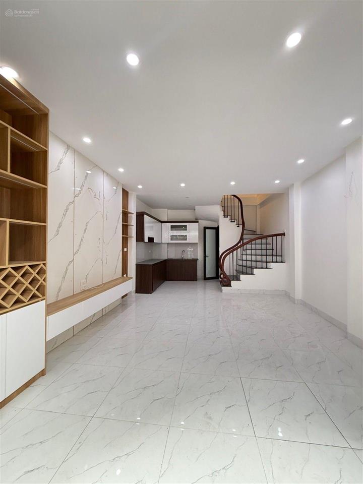 Bán nhà gia quất, gần ngọc lâm, 42m2, 3 ngủ, full nội thất, ô tô đỗ cổng, 7.x tỷ