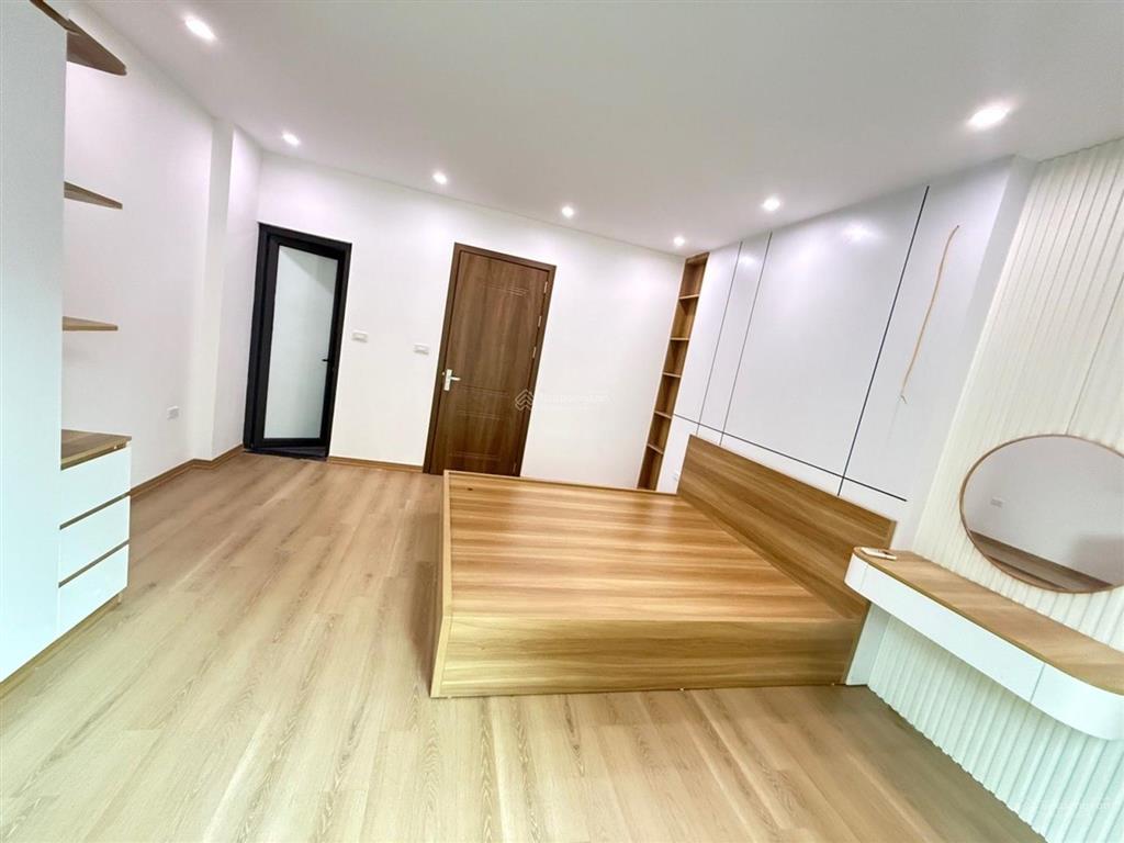 Bán nhà gia quất, gần ngọc lâm, 42m2, 3 ngủ, full nội thất, ô tô đỗ cổng, 7.x tỷ
