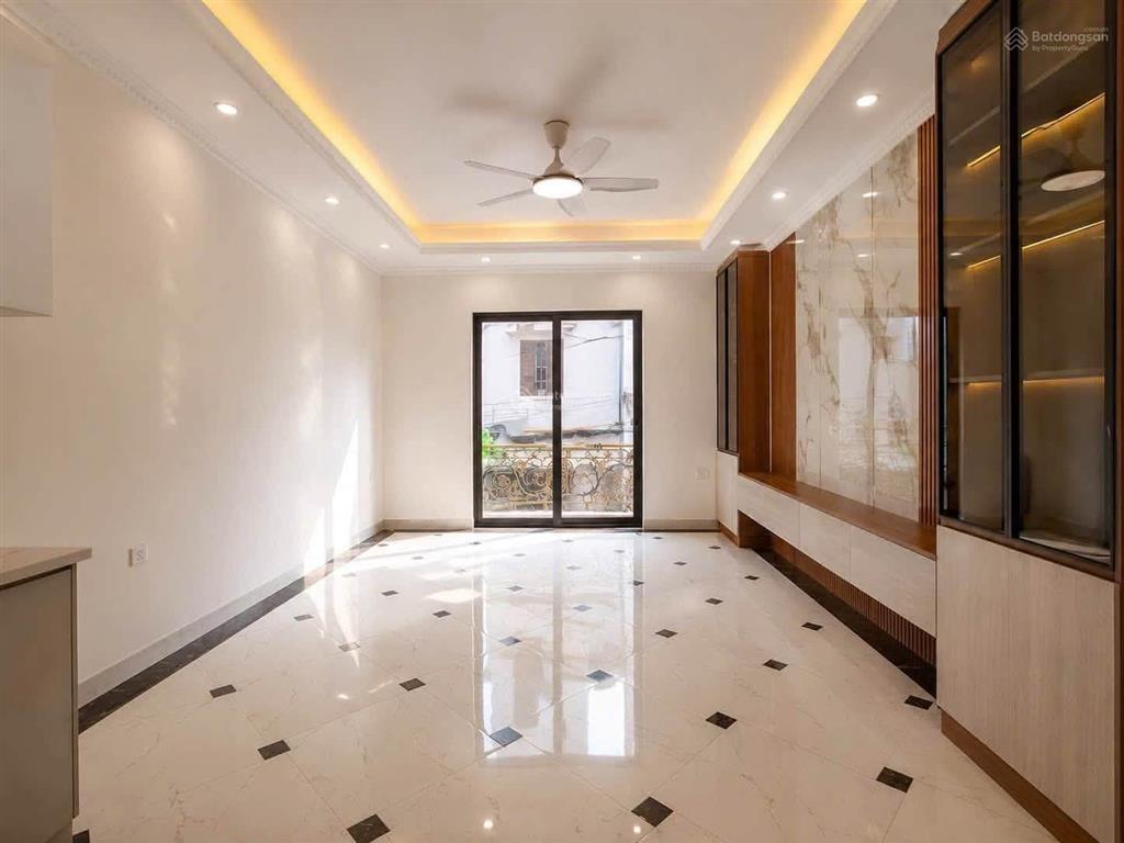 16 triêu/tháng có nhà 6 tầng phố tư đinh,gara ô tô, 40/60m , ô tô tránh,kinh doanh