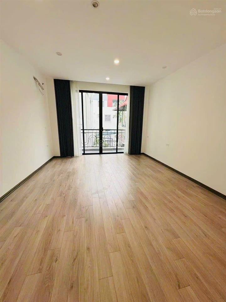 8xty có ngay nhad đức giang,việt hưng,56m, 4 ngủ,ô tô tránh đỗ cổng,mới tinh