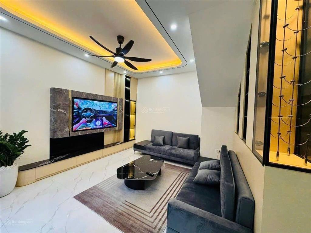 11xty nhà thang máy 60m, nguyễn văn cừ, hoàng minh đạo, lô góc, hai thoáng, 5 ngủ, phun nội thất