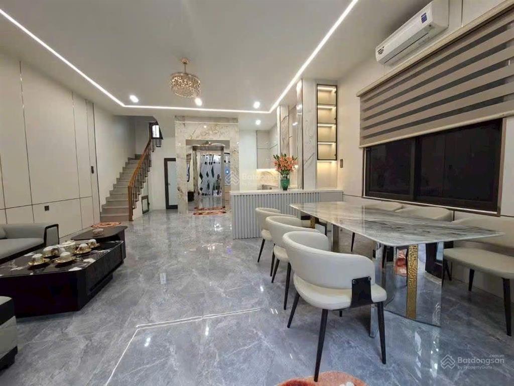 Bán nhà 7 tầng nguyễn văn cừ,100m , thang máy, nội thất sang sịn, gần ô tô tránh,15xty
