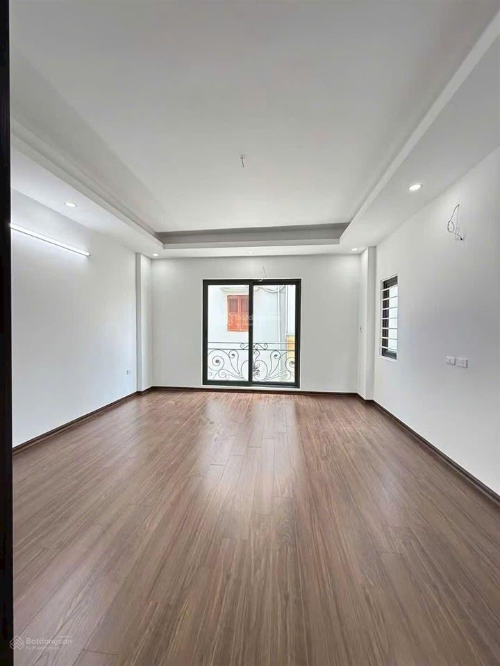 Nhà 65 m phố đức giang,việt hưng,65m,5 ngủ, ô tô tránh đỗ cổng, mới tinh, 8xty