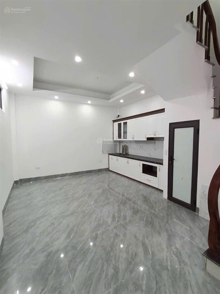 Nhà 65 m phố đức giang,việt hưng,65m,5 ngủ, ô tô tránh đỗ cổng, mới tinh, 8xty