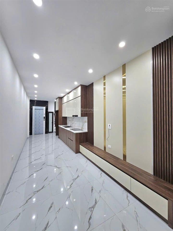 Bán nhà thang máy phố giang biên,việt hưng,35m,3 ngủ rộng,phun nội thất,mới tinh,6xty