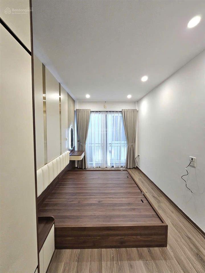 Bán nhà thang máy phố giang biên,việt hưng,35m,3 ngủ rộng,phun nội thất,mới tinh,6xty