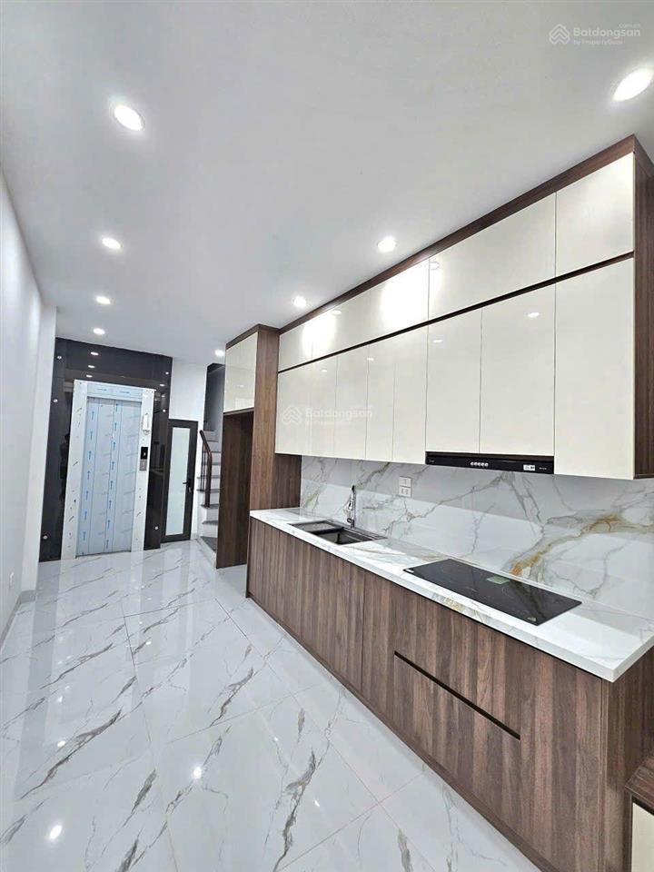 Bán nhà thang máy phố giang biên,việt hưng,35m,3 ngủ rộng,phun nội thất,mới tinh,6xty