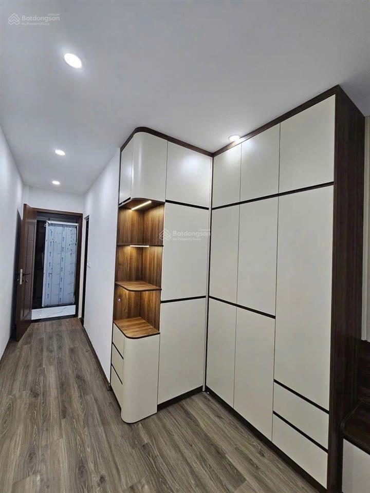 Bán nhà thang máy phố giang biên,việt hưng,35m,3 ngủ rộng,phun nội thất,mới tinh,6xty
