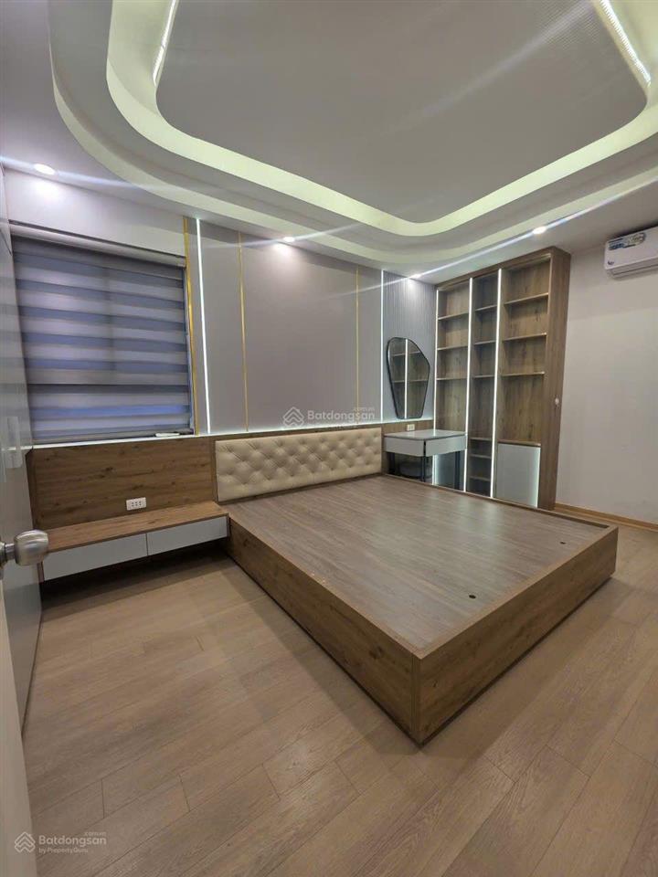 Bán nhà 5 tầng phố nguyễn sơn, 35m, 3 ngủ, phun nội thất, gần ô tô, 7xty