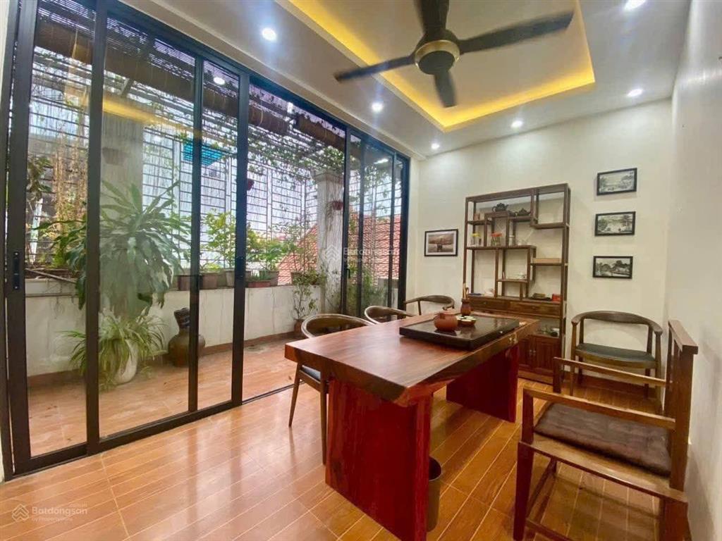 Bán nhà dân xây bồ đề,40m,mt 5m, gần ô tô,gần hồ, phun nội thất,9xty