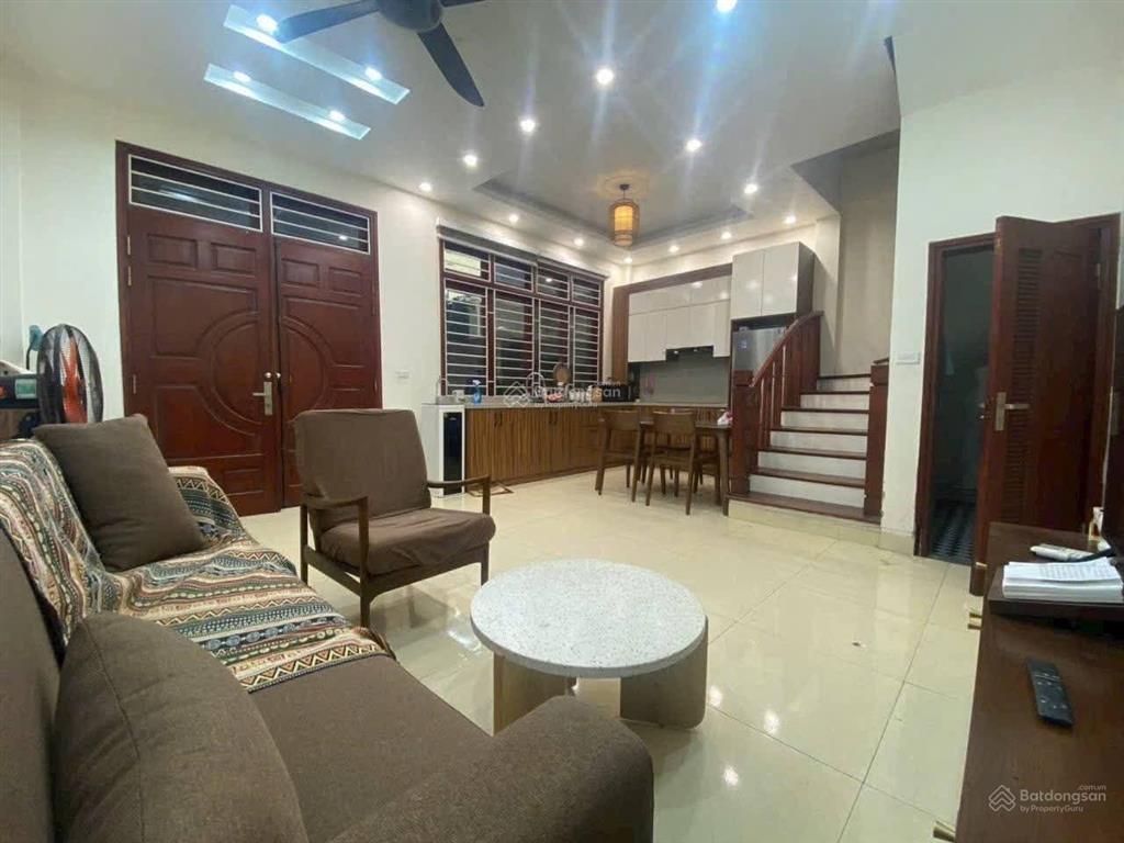 Bán nhà dân xây bồ đề,40m,mt 5m, gần ô tô,gần hồ, phun nội thất,9xty