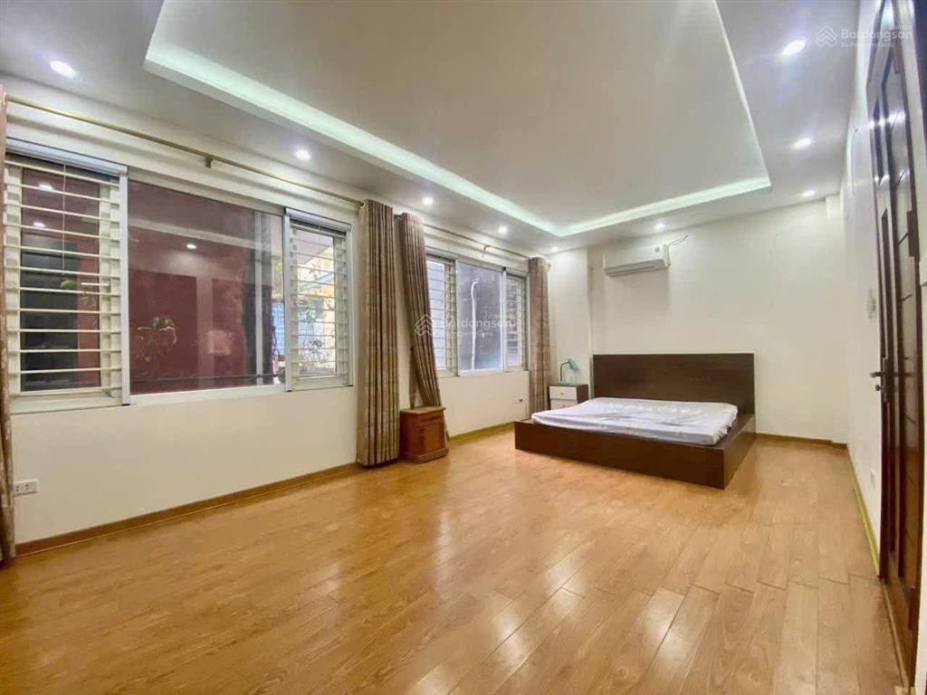 Bán nhà dân xây bồ đề,40m,mt 5m, gần ô tô,gần hồ, phun nội thất,9xty