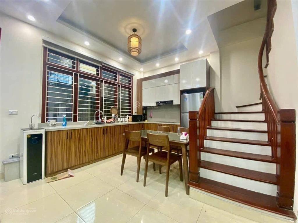 Bán nhà dân xây bồ đề,40m,mt 5m, gần ô tô,gần hồ, phun nội thất,9xty