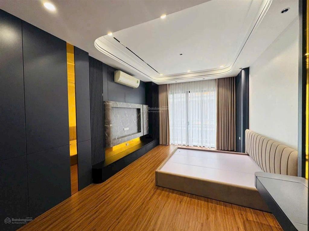 Bán nhà nguyễn văn cừ, 60mmt 8m, thang máy, lô góc, nội thất sang sịn, 11xty