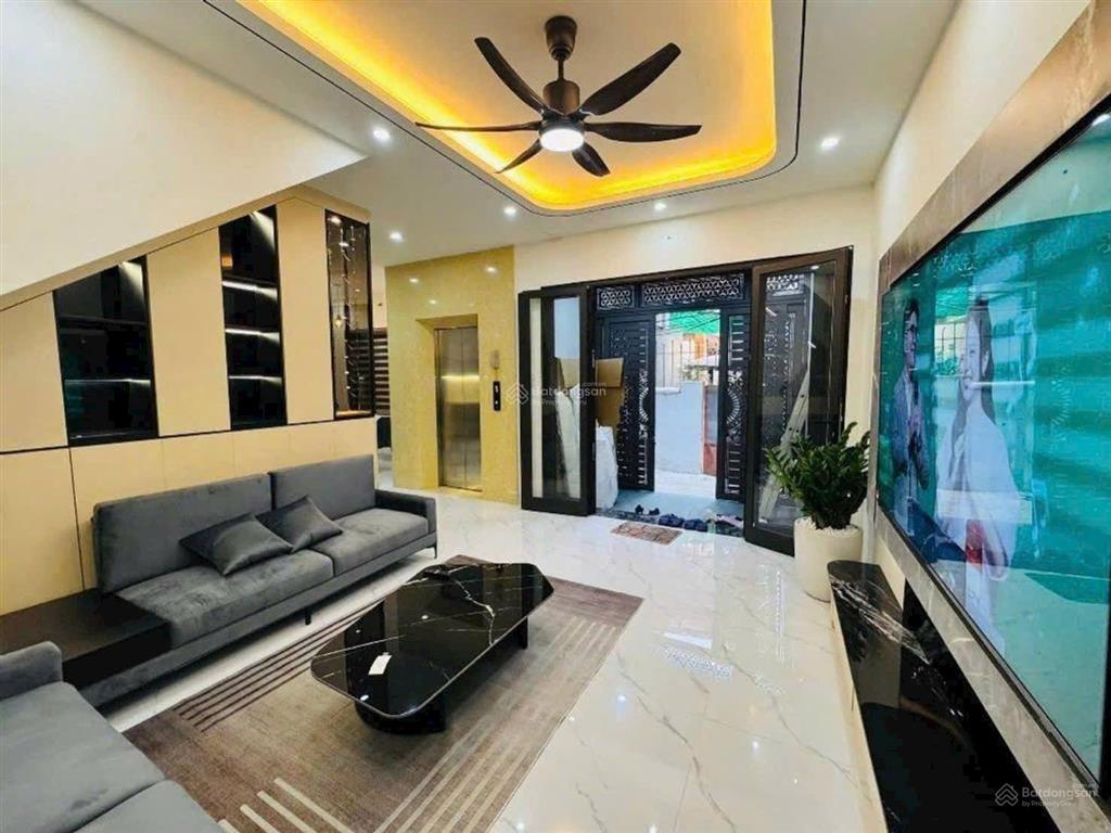 Bán nhà nguyễn văn cừ, 60mmt 8m, thang máy, lô góc, nội thất sang sịn, 11xty
