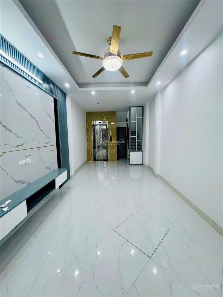 Bán nhà 6 tầng thang máy,35m, 3 ngủ , ô tô tránh đỗ cổng,mới tinh , 8xty