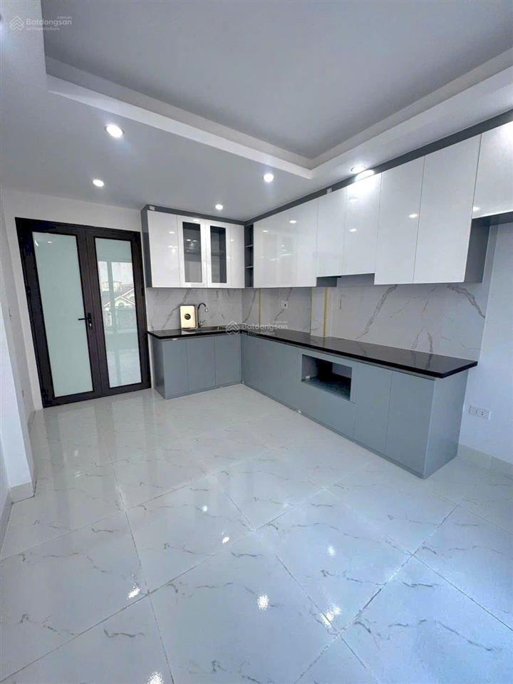 Bán nhà 6 tầng thang máy,35m, 3 ngủ , ô tô tránh đỗ cổng,mới tinh , 8xty