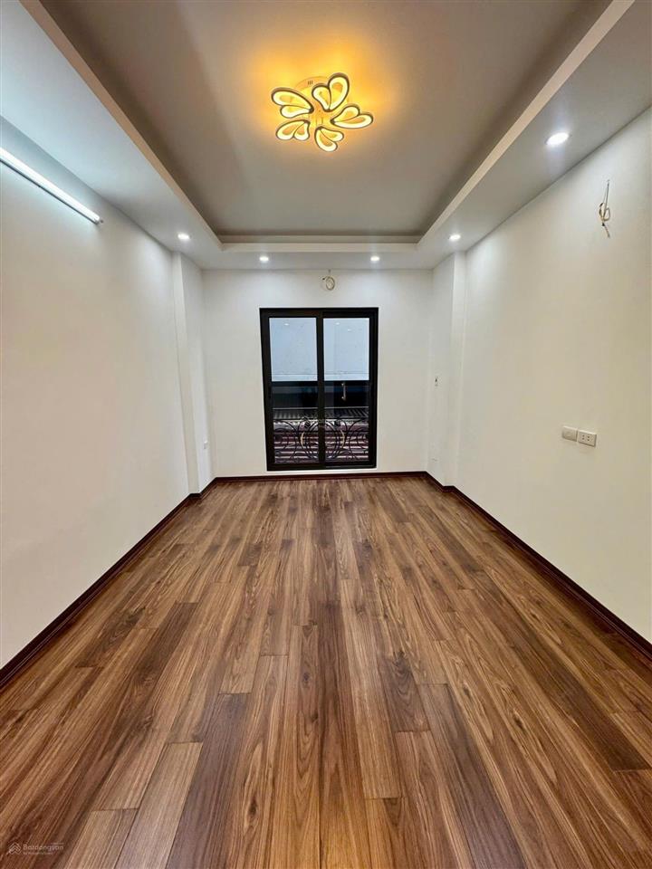 Bán nhà 6 tầng thang máy,35m, 3 ngủ , ô tô tránh đỗ cổng,mới tinh , 8xty