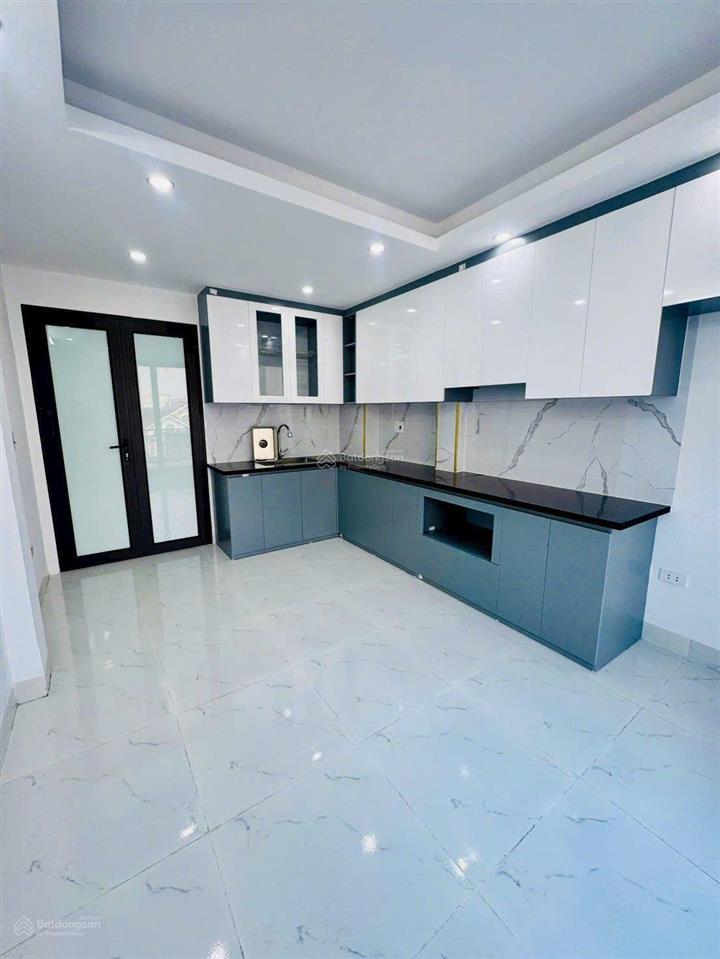 Bán nhà 6 tầng thang máy,35m, 3 ngủ , ô tô tránh đỗ cổng,mới tinh , 8xty