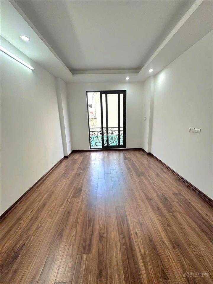 Bán nhà 6 tầng thang máy,35m, 3 ngủ , ô tô tránh đỗ cổng,mới tinh , 8xty