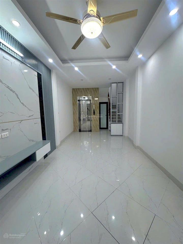 Bán nhà 6 tầng thang máy,35m, 3 ngủ , ô tô tránh đỗ cổng,mới tinh , 8xty