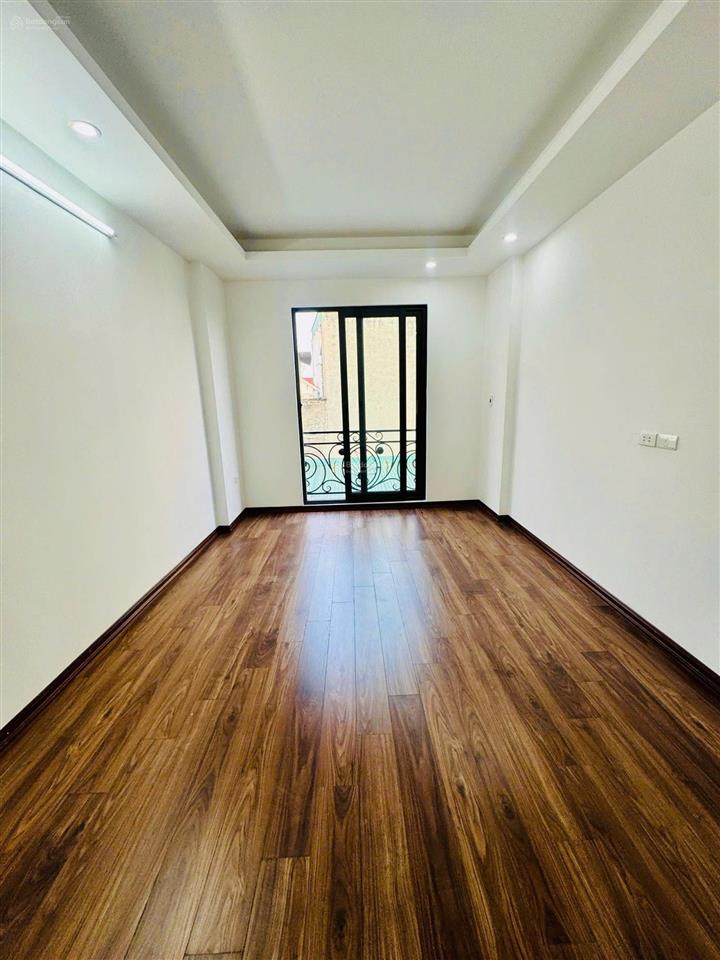 Bán nhà 6 tầng thang máy,35m, 3 ngủ , ô tô tránh đỗ cổng,mới tinh , 8xty
