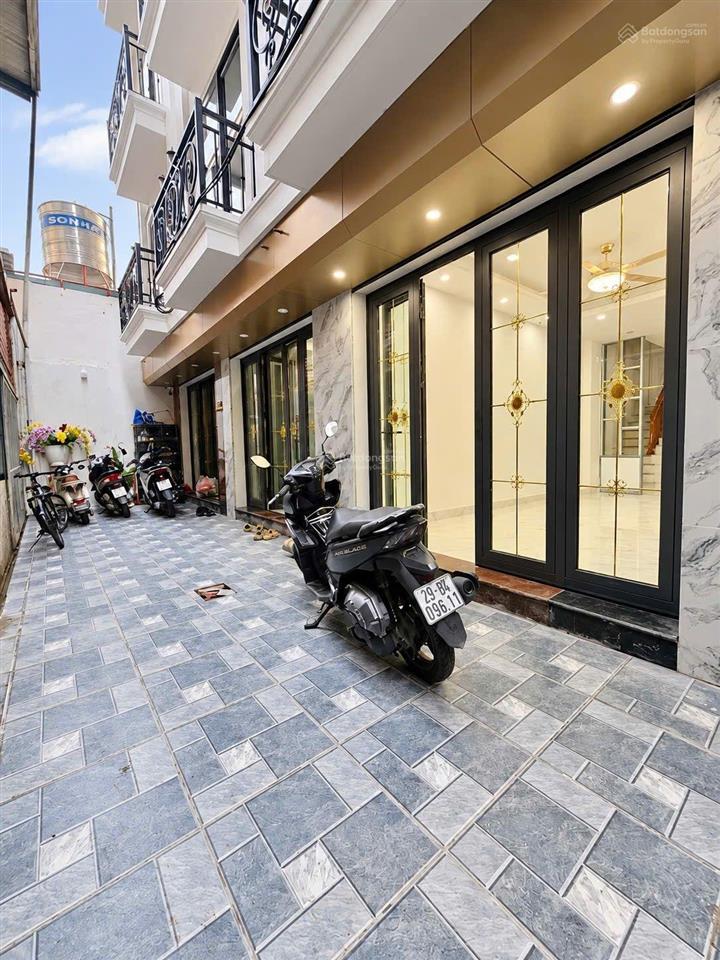 Bán nhà 6 tầng thang máy,35m, 3 ngủ , ô tô tránh đỗ cổng,mới tinh , 8xty