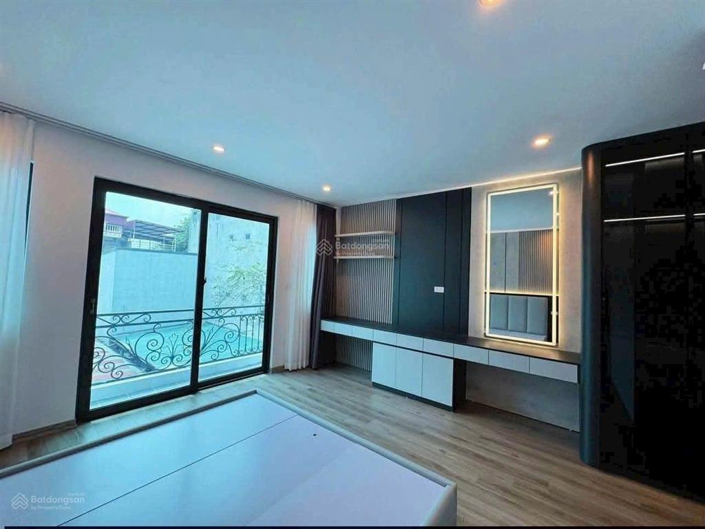 16 triêu cho thuê nhà 6 tầng thang máy ngọc thụy,45m,3 ngủ, phun nội thất,gần mipec long biẻn