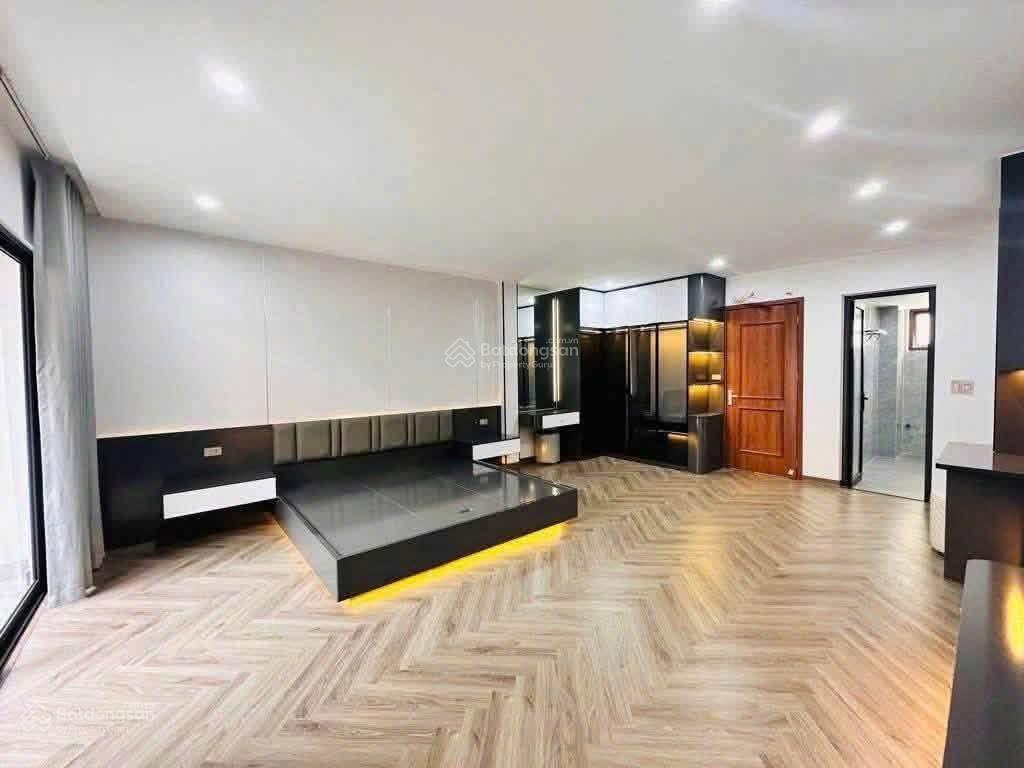 Cho thuê nhà nguyên căn phố ngọc lâm, 7 tầng,thang máy 75m, ,5 ngủ, gara ô tô,gần mipec lb, 18triệu