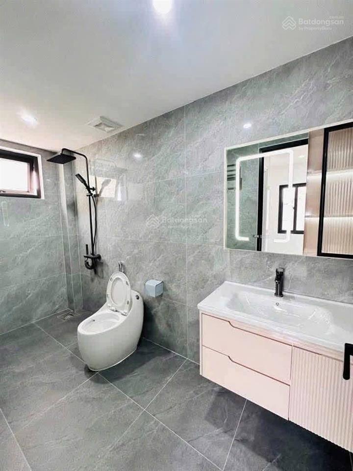 Cho thuê nhà nguyên căn phố ngọc lâm, 7 tầng,thang máy 75m, ,5 ngủ, gara ô tô,gần mipec lb, 18triệu