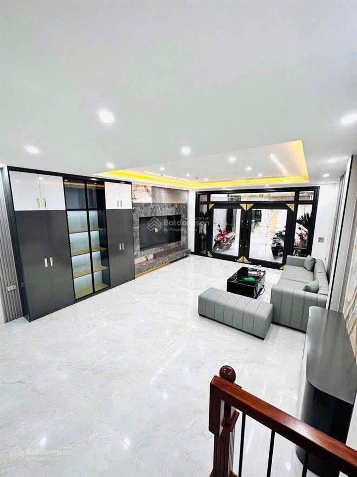Cho thuê nhà nguyên căn phố ngọc lâm, 7 tầng,thang máy 75m, ,5 ngủ, gara ô tô,gần mipec lb, 18triệu