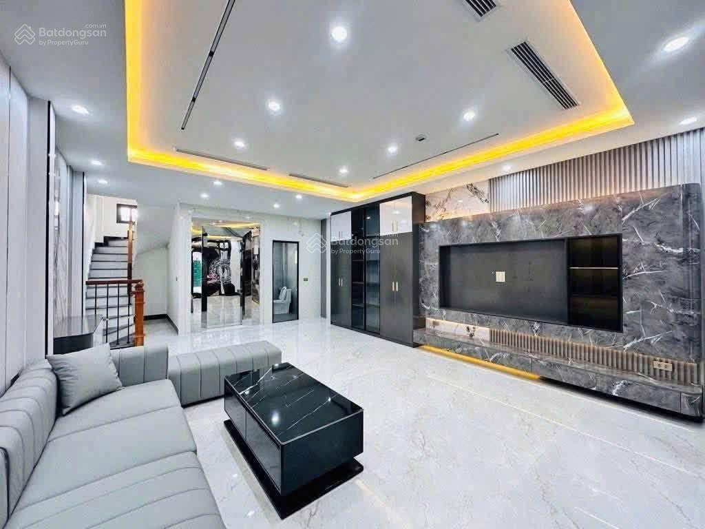 Cho thuê nhà nguyên căn phố ngọc lâm, 7 tầng,thang máy 75m, ,5 ngủ, gara ô tô,gần mipec lb, 18triệu