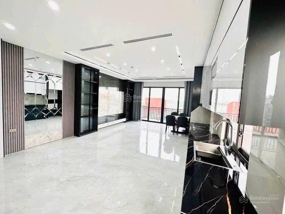 Cho thuê nhà nguyên căn phố ngọc lâm, 7 tầng,thang máy 75m, ,5 ngủ, gara ô tô,gần mipec lb, 18triệu