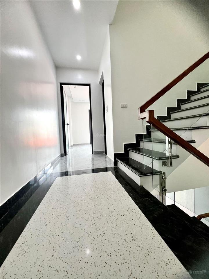 8,4 tỷ có nhà việt hưng, đức giang, 65m2, 5 ngủ, ô tô tránh đỗ cổng, mới tinh, lô góc