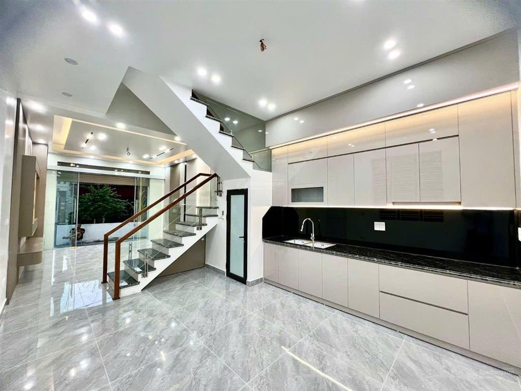 8,4 tỷ có nhà việt hưng, đức giang, 65m2, 5 ngủ, ô tô tránh đỗ cổng, mới tinh, lô góc