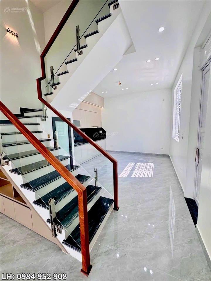 8,4 tỷ có nhà việt hưng, đức giang, 65m2, 5 ngủ, ô tô tránh đỗ cổng, mới tinh, lô góc