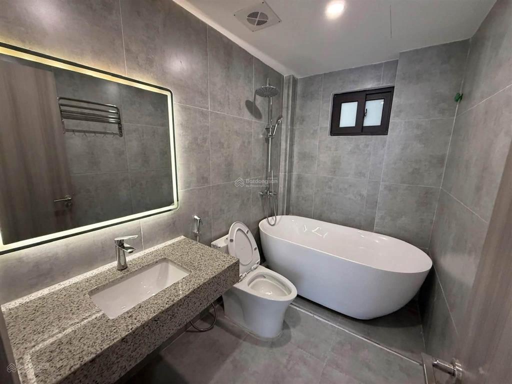 Bán nhà thang máy ngọc thụy, 70mmt5m, 4 ngủ, phun nội thất, gần ô tô, 0867 910 ***