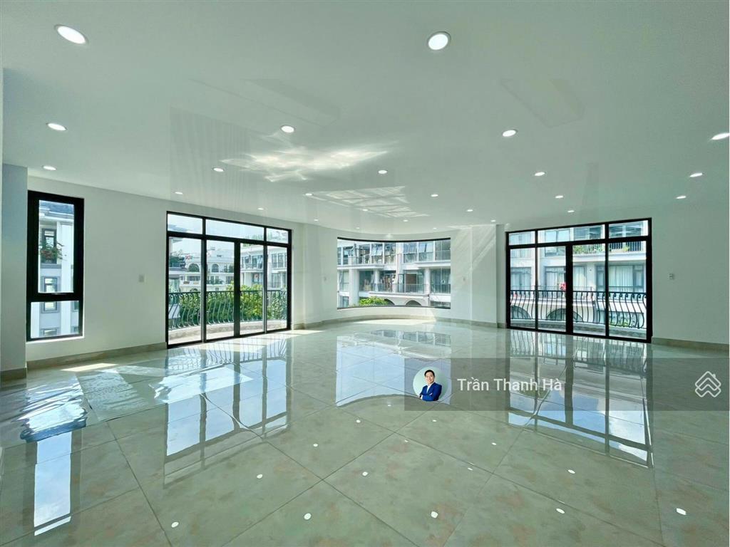 Cho thuê nguyên căn góc hai mặt tiền 300m²  hoàn thiện mới 100%  vạn phúc city