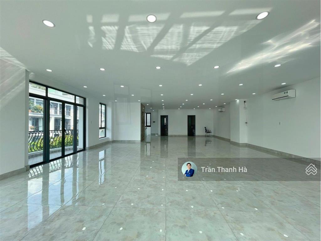 Cho thuê nguyên căn góc hai mặt tiền 300m²  hoàn thiện mới 100%  vạn phúc city