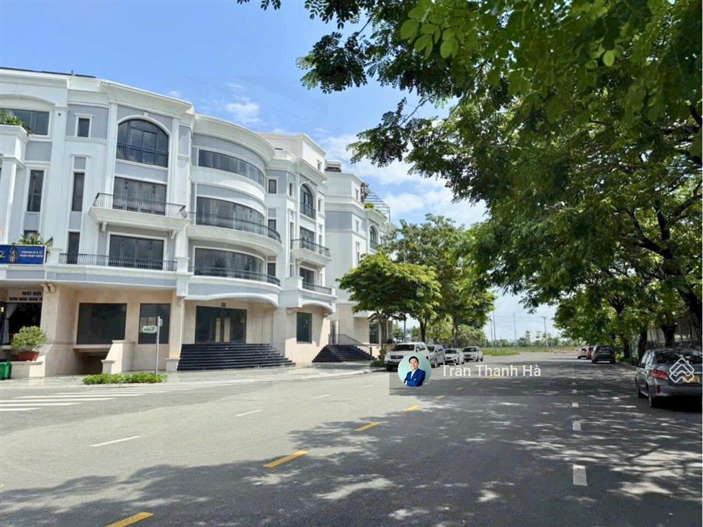 Cho thuê nguyên căn góc hai mặt tiền 300m²  hoàn thiện mới 100%  vạn phúc city