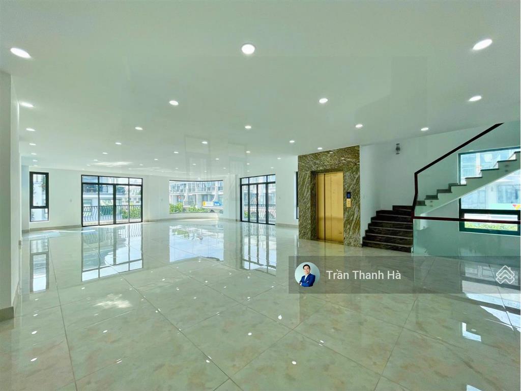 Cho thuê nguyên căn góc hai mặt tiền 300m²  hoàn thiện mới 100%  vạn phúc city