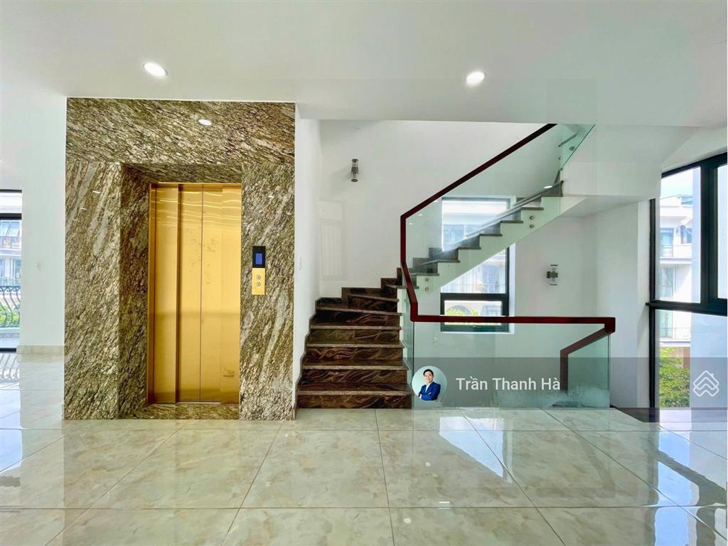 Cho thuê nguyên căn góc hai mặt tiền 300m²  hoàn thiện mới 100%  vạn phúc city
